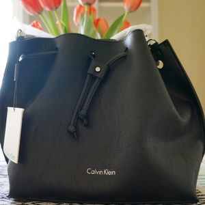 CALVIN KLEIN FREESTYLE PEBBLE PVC DRAWSTRING, DARK